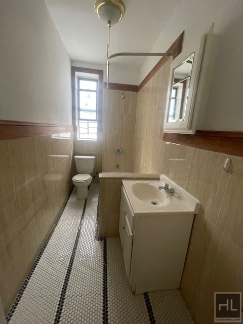 Building Photo - Newly Renovated 1 Bedroom Apt in Crown Hei...
