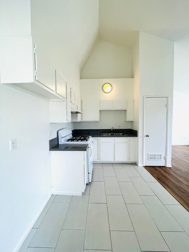 Building Photo - 792