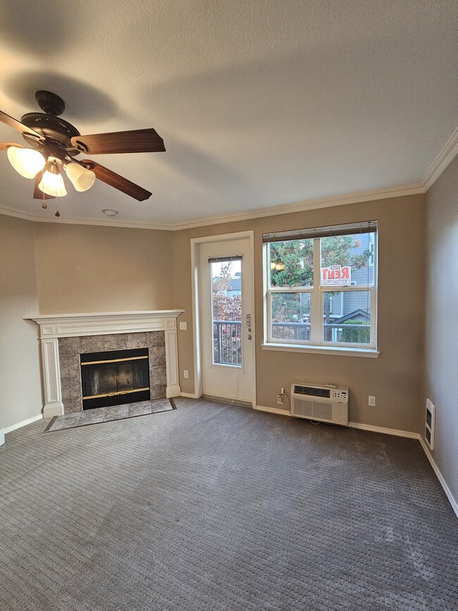 Sala de estar - Chimenea de leña - 1802 SE Cutter Ln