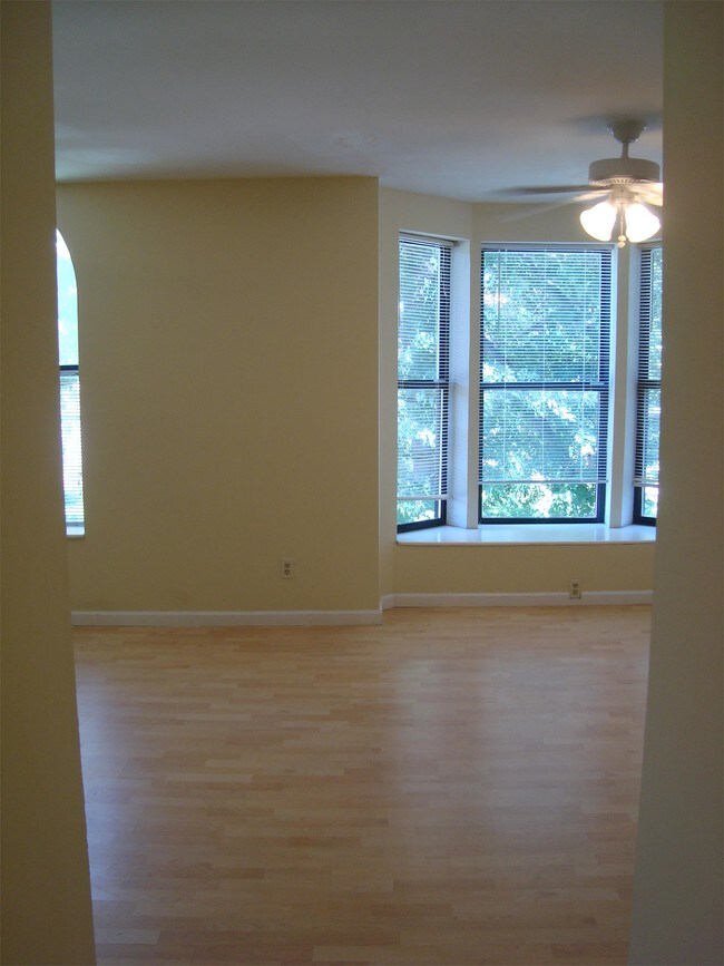 Foto del edificio - 4390 McPherson Ave