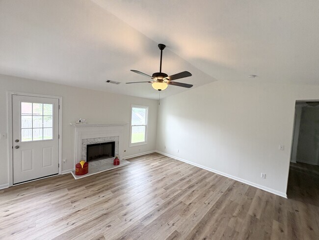 Foto del edificio - 2464 Morning Glory Ln NW