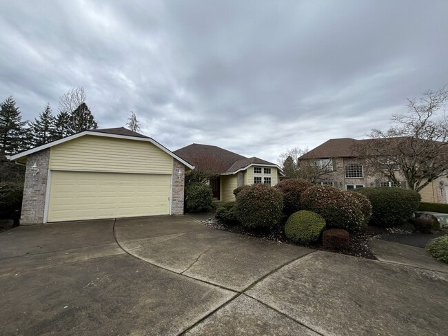 Foto del edificio - Elegant Home Offering Open Living Spaces, Spacious Primary Suite, and Nature-Inspired Yard