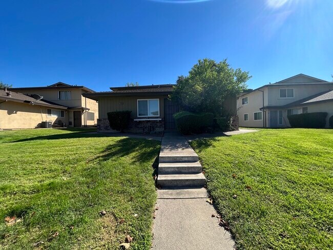 Building Photo - spacious 2/1 unit in Sacramento, 4600 Gree...