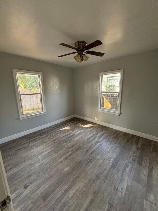 Foto del edificio - 3 Bed 1 Bath North St. Petersburg