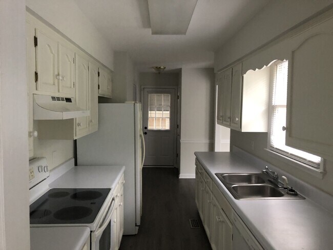 Building Photo - Beautiful 3BD 2BA Home with detached garage and fenced in backyard For Rent in Cookeville!