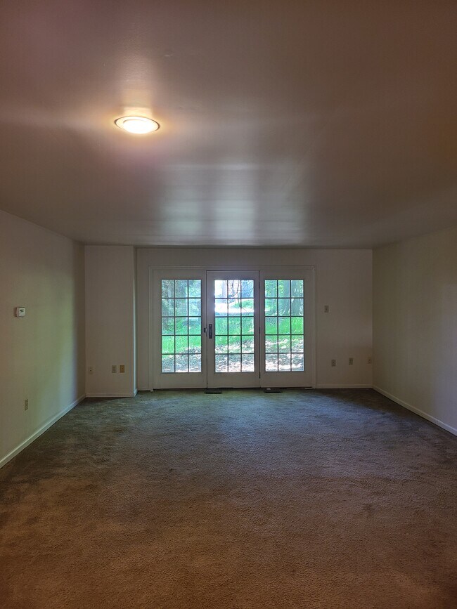 Sala de estar con puertas francesas de patio - 628 Windsor Ave