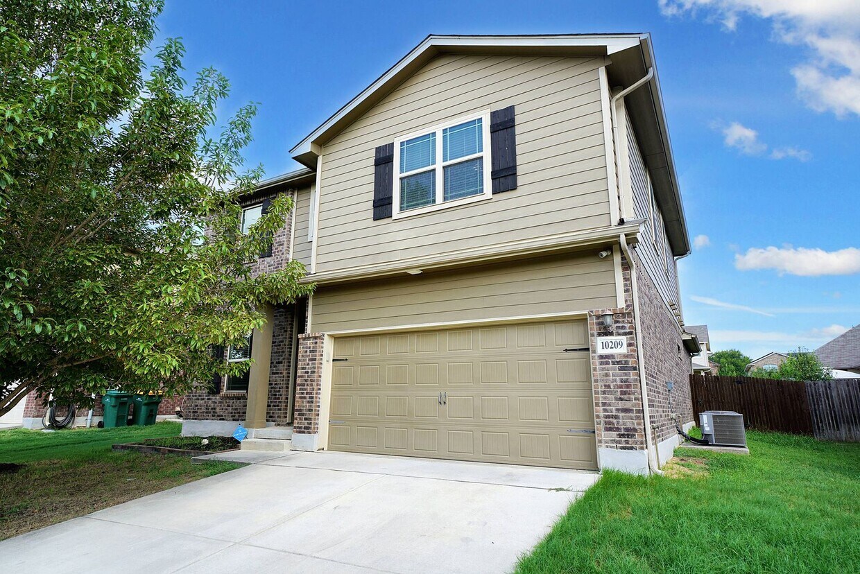 Foto principal - Beautiful Rental in Converse! Realtor Comm...