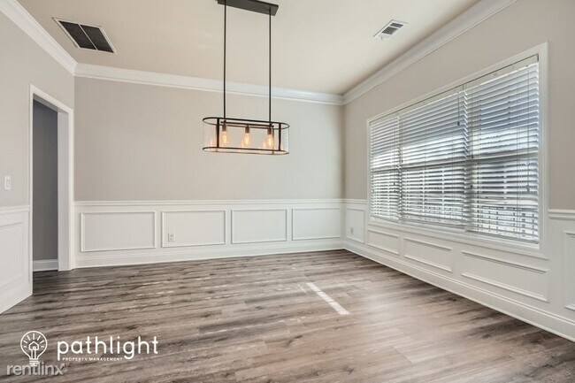 Building Photo - 5 br, 4.5 bath House - 4212 Crestwood Bend...