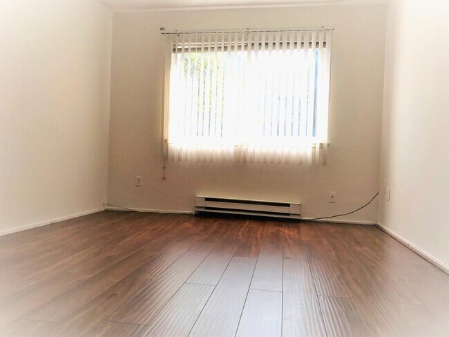 Building Photo - 195 E Reed St