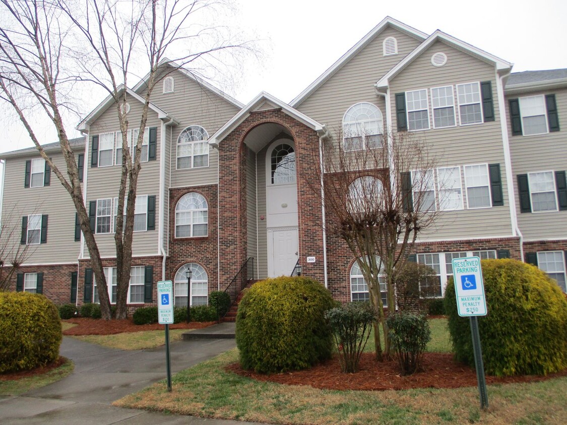 Foto principal - Main Level Condo near Wake Forest Universi...