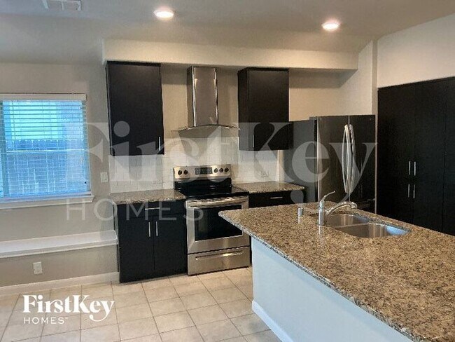 Foto del edificio - 11913 Rustling Oaks Dr