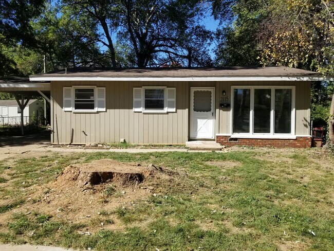 Foto del edificio - 3 bedroom 1 bath home with a carport! Sout...