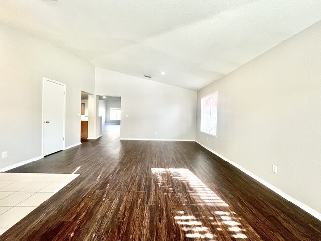 Building Photo - Beautiful 3 bedroom 2 bathroom in Rocklin!