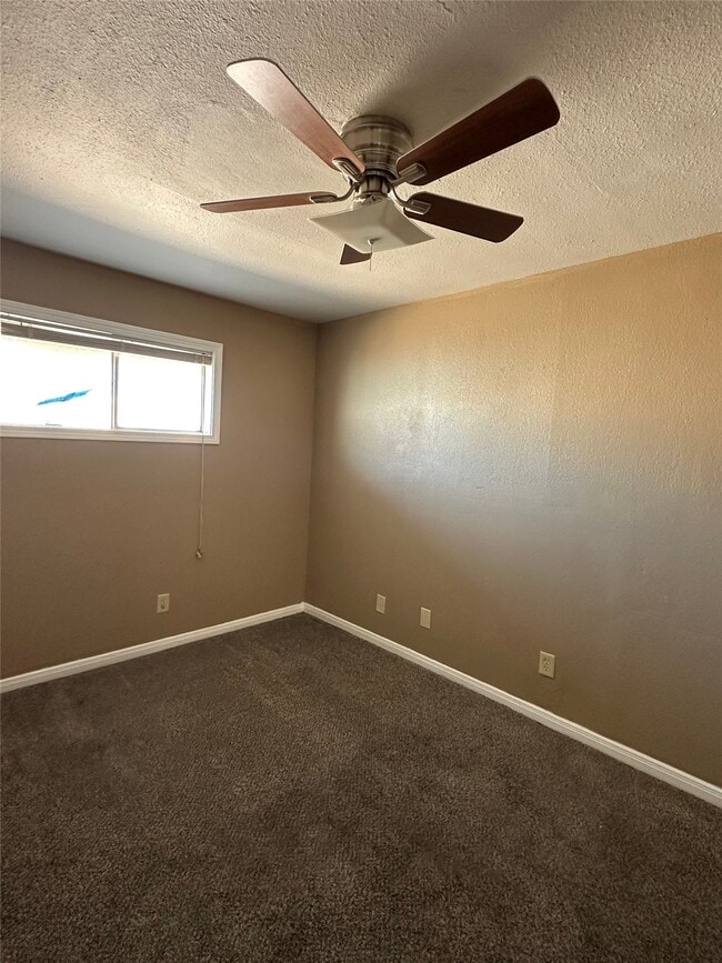 Building Photo - 516 Holiday Dr