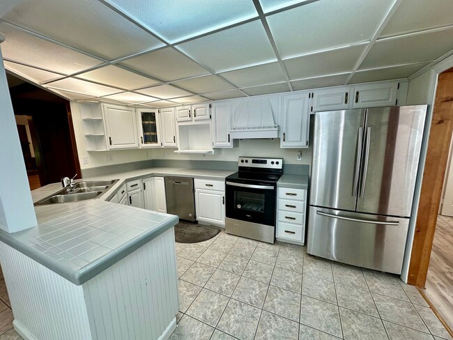 Building Photo - 4 Bedroom 2 Bathroom Home Located in South...