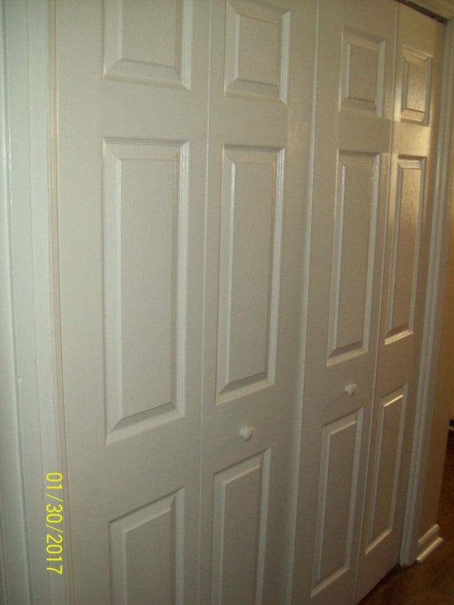 3 BR TH 2 1/2 BATH *LAUNDRY ROOM* - Quinn Court Apartments