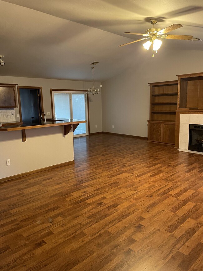 Building Photo - 224 Midway Dr