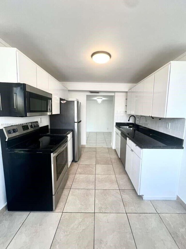 Building Photo - 100 Golden Isles Dr