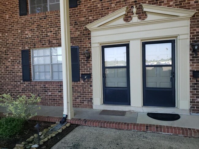 Building Photo - 1002 Willow Dr