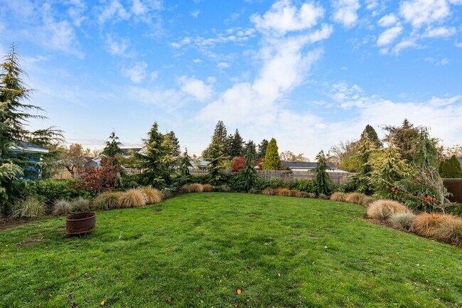 Photo - 6701 N Amherst St House