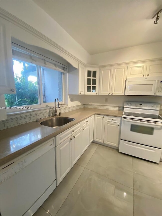 Foto del edificio - 2155 NE 122nd St