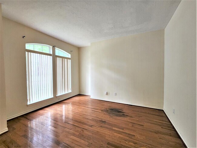 Building Photo - 10414 Hondo Hill Rd