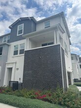 Building Photo - 300 Lockhart Wy