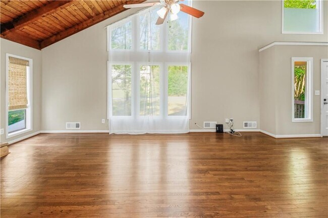 Foto del edificio - 3950 Lookout Point Dr