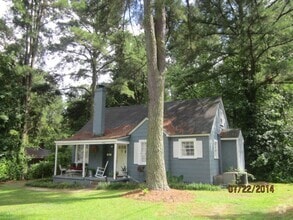 Building Photo - 915 College Cir N
