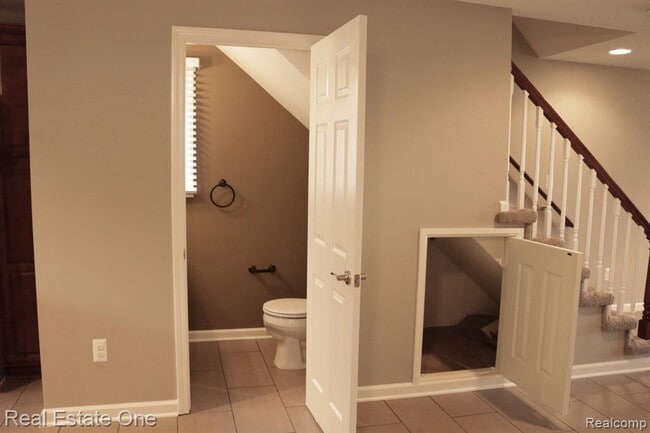 Building Photo - 121 N Shore Dr