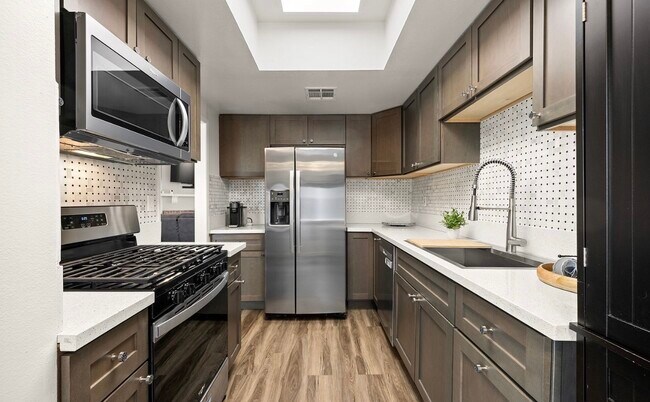 Foto del edificio - 6540 Hayvenhurst Ave
