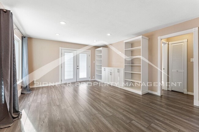 Building Photo - Charming Home with Washer/Dryer and Fenced...