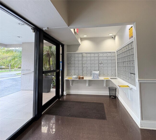 Foto del edificio - 2500 NE 135th St