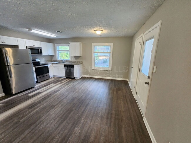 Building Photo - 2648 Santa Monica Dr NW