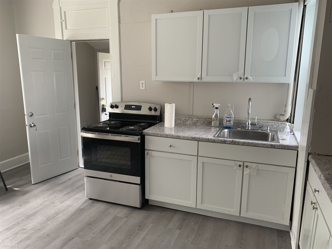 Primary Photo - 1 br, 1 bath Triplex - 44 North Addison St...
