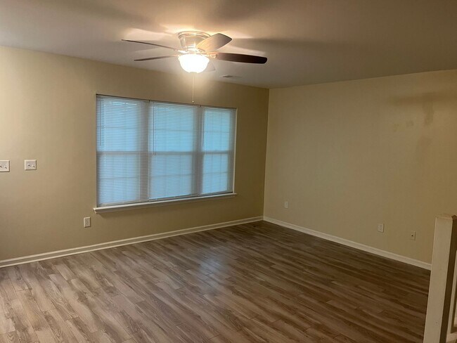 Building Photo - Available now. Grat 3BR/2.5 BA Townhome in Oak Bluff!