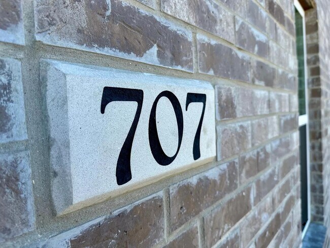 Foto del edificio - 704 Sugar Mill Ct