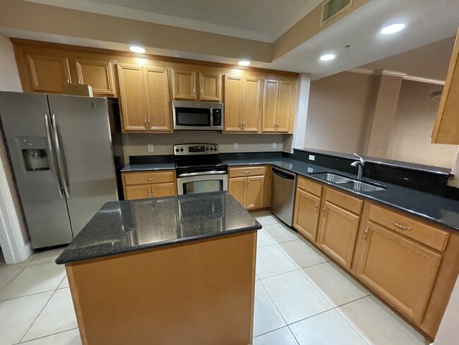 Kitchen - 375 Emerson Plz