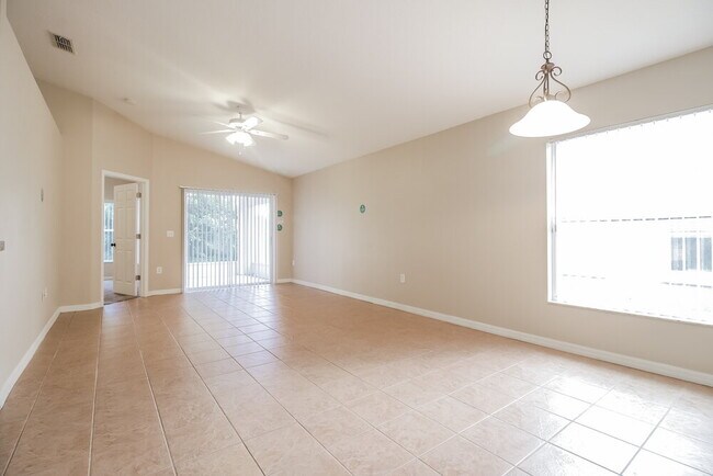 Foto del edificio - 2131 Colonial Woods Blvd