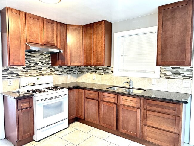 Building Photo - ~Lovely 2bdrm/2bath Newly Remodeled Home W/Washer&Dryer Hook Ups!