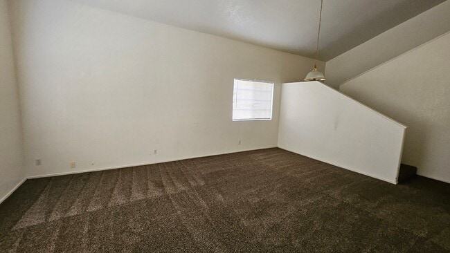 Building Photo - Two-Story 4BD Home with Central A/C, Fireplace & Oversized Yard