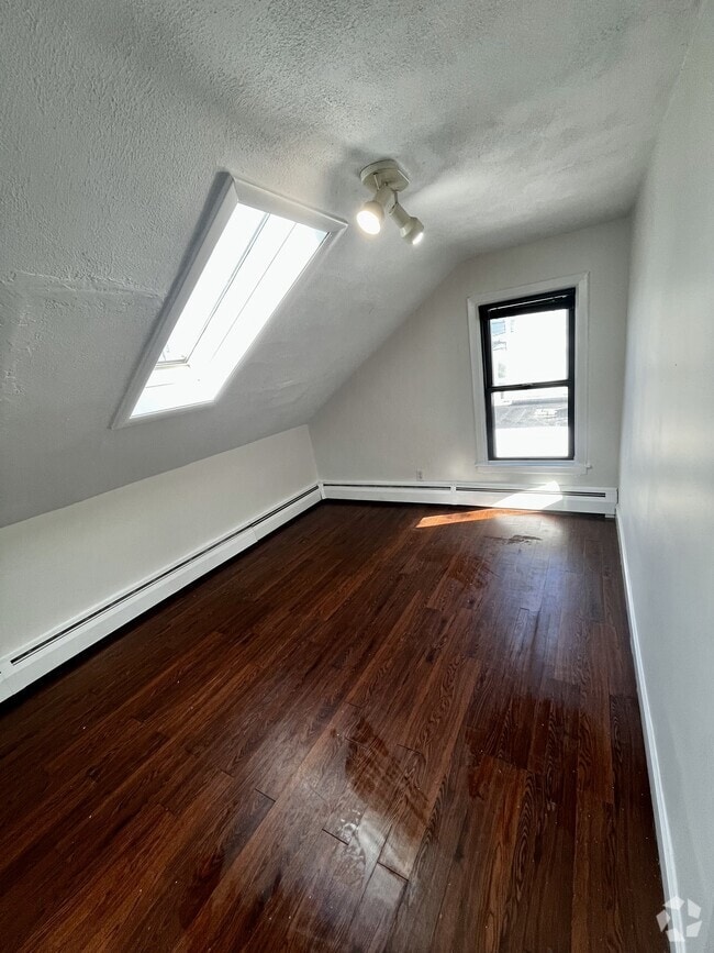 Building Photo - 33 Ringgold St