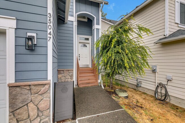 Building Photo - 4-bedroom, 2.5-bathroom home located in Fe...