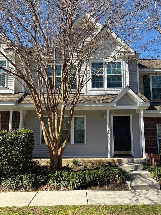 Building Photo - Charming Townhouse