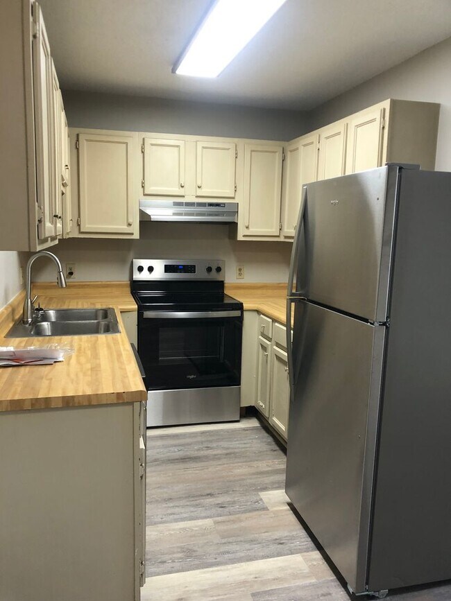 Foto del edificio - Downtown 2 Bedroom Apartment! Water included!