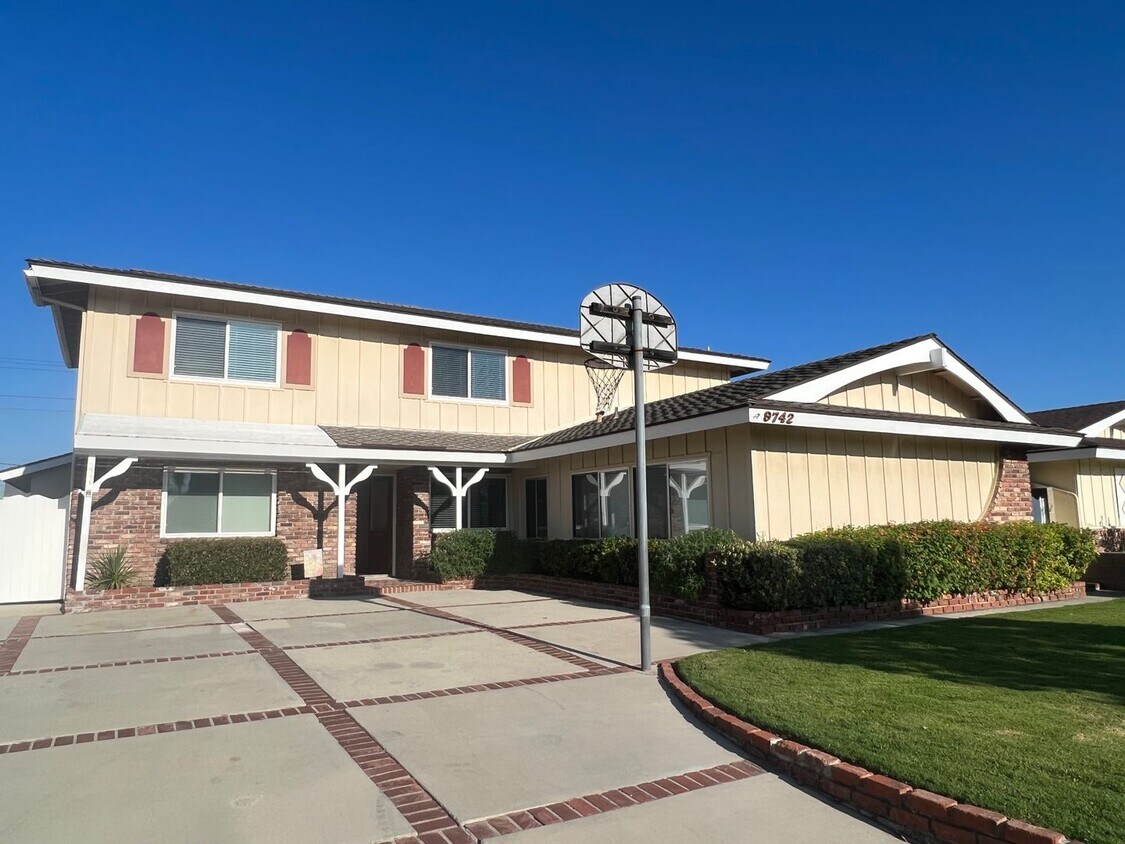 Primary Photo - Rare 5 bedroom home available in Cypress