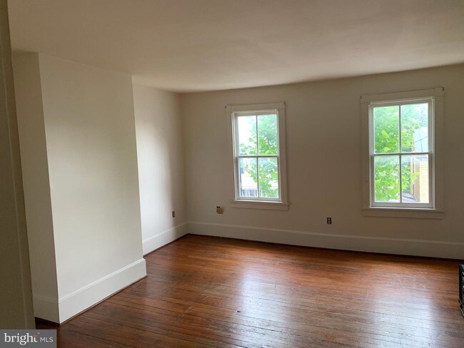 Building Photo - 609 S Cameron St