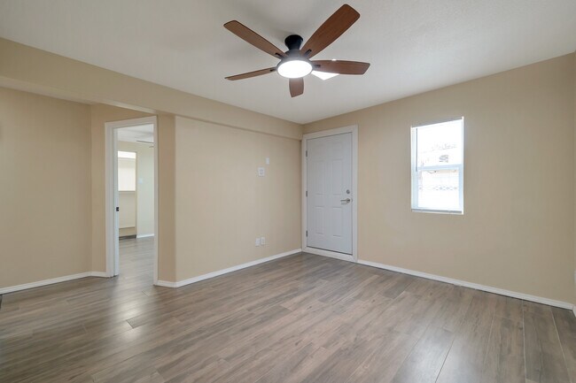 Foto del edificio - 5721 W Royal Palm Rd