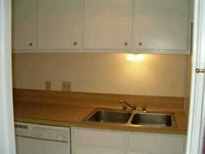 Foto del edificio - 1/1 Apartment Walking Distance to Shops and Food