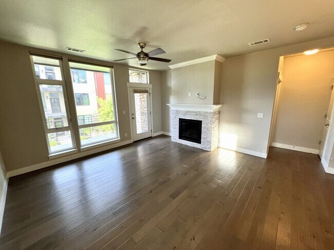Building Photo - Modern 3-Bedroom Condo in Convenient Location